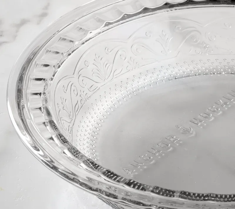Elegante Glas-Pieform mit dekoriertem Rand, ideal für Apple- oder Pumpkin-Pies