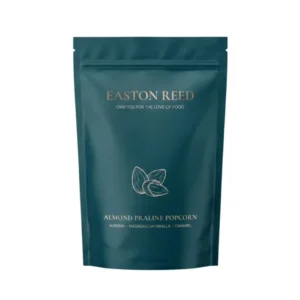 Das Gourmet Popcorn Almond Praline von Easton Reed in einer edlen Verpackung auf einem weißen Hintergrund