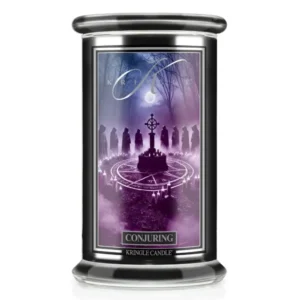 Conjuring Duftkerze von Kringle Candle ☆ Kopfnote: Hölzer, Zedernholz ☆ Herznote: Veilchen, Kräuter ☆ Basisnote: Amber, Gewürze ☆ Europaweiter Versand ☆ Jetzt bestellen!