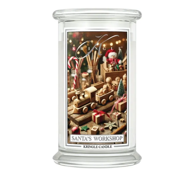 Santa’s Workshop Duftkerze ☆ Kopfnote: Holz, Kirsche ☆ Herznote: Tabak, Wildleder ☆ Basisnote: Moschus, Zeder ☆ Europaweiter Versand ☆ Jetzt bestellen!