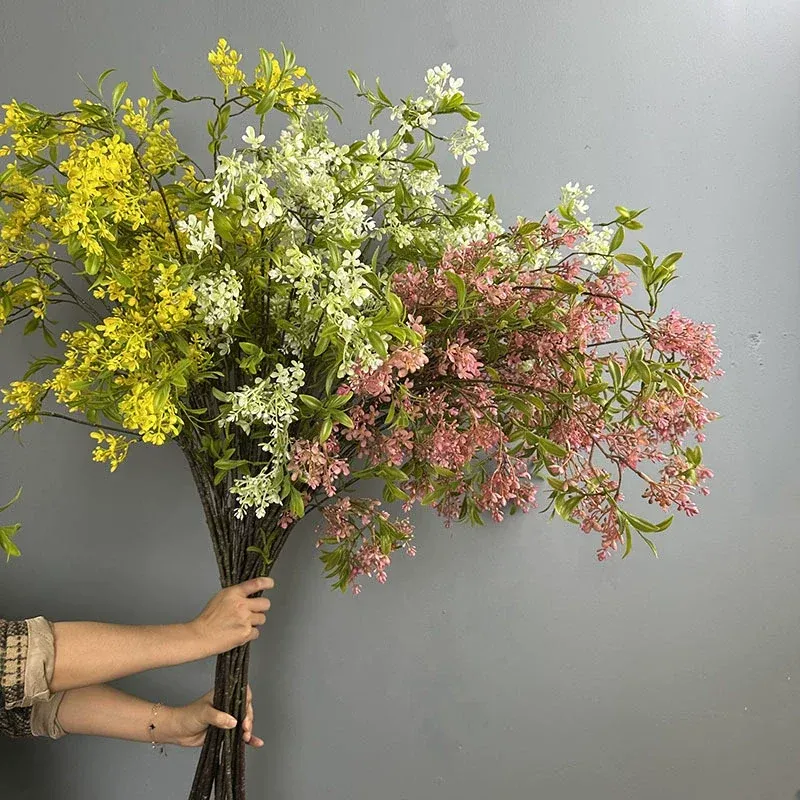 Künstlicher Forsythienzweig 127 cm, langer hängender Dekozweig, täuschend echt in Gelb, Weiß, Lila – Ideal für Bodenvase, Hochzeit, Gastronomie