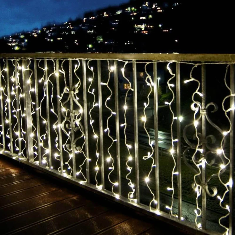 24V LED System Lichtervorhang mit 200 warmweißen LED auf einem Balkon, stimmungsvolles Licht in der Dämmerung.