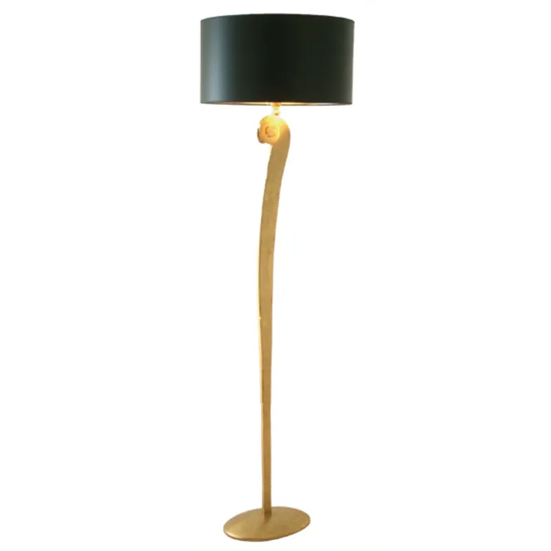 Stehleuchte Lino mit rundem schwarzem Schirm, 160 cm Höhe, Holzstamm natur, goldene Fassung, Frontansicht