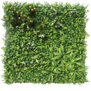 Die künstliche Hecke Lucia 100 x 100 cm UV hat eine vertikale Gartenmauer mit dichtem grünem Laub, kleinen weißen Blüten, leuchtend gelben und orangefarbenen Blütenbüscheln oben links und langen, spitzen Blättern unten rechts.