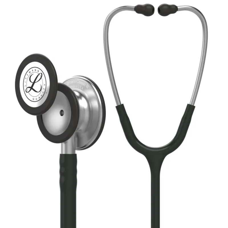 Schwarzes 3M Littmann Classic III Stethoskop auf weißem Hintergrund. Der Brustteil hat eine runde Form mit einer glänzenden Oberfläche und ist aus hochwertigem Material gefertigt. Die Schläuche sind lang und flexibel, ebenfalls in Schwarz gehalten, und verbinden den Brustteil mit den Ohrstöpseln. Die Ohrstöpsel sind ergonomisch geformt für einen bequemen Sitz. Das Stethoskop eignet sich ideal für medizinisches Personal und bietet eine hervorragende Klangübertragung für die Diagnose.