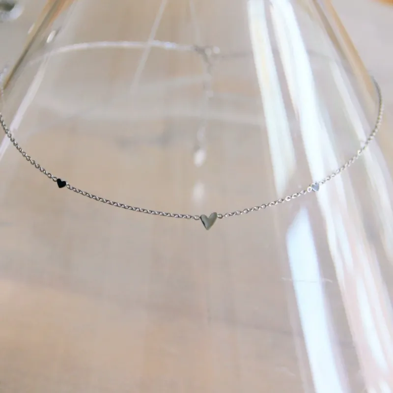 Feine Halskette aus Edelstahl mit 3 Mini-Herzen - Silber