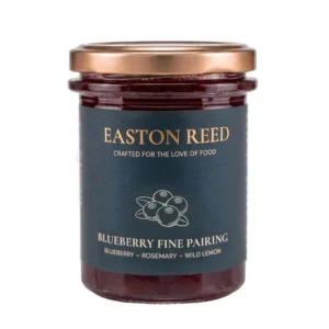 Blueberry Rosemary Wild Lemon Fine Pairing mit Blaubeeren, Rosmarin und Zitrone im Glas auf einem Cheese Board serviert.