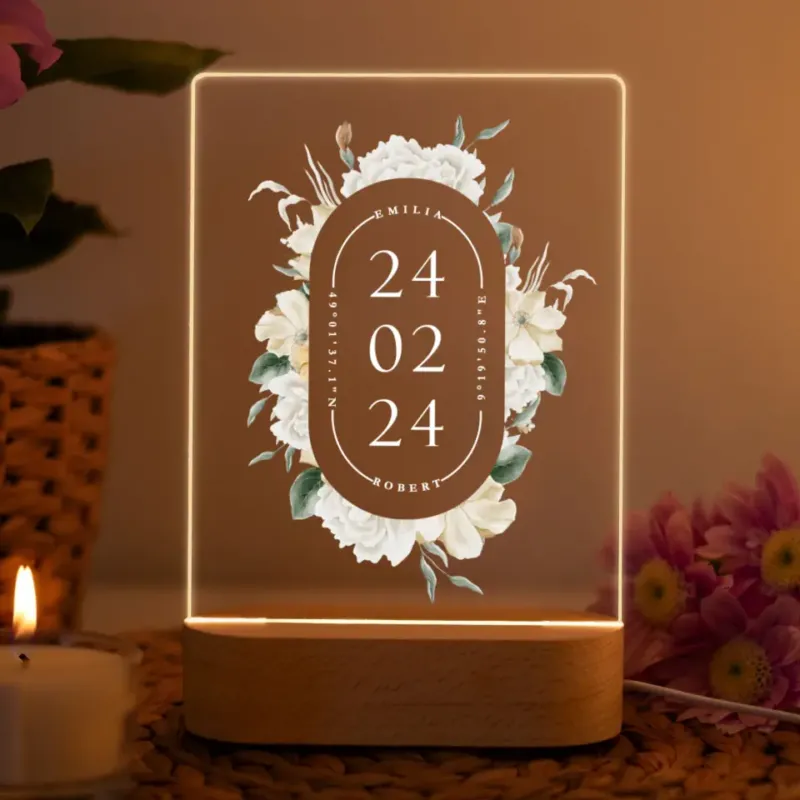 Romantische Acryl Leuchte mit weißen Blumen und Wunschdatum – Stilvolle Deko für Paare