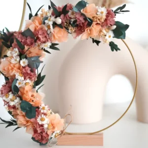 Tischdekoration Stehender Trockenblumen Kranz Flora aus Hortensie und Eukalyptus und Trockenblumen