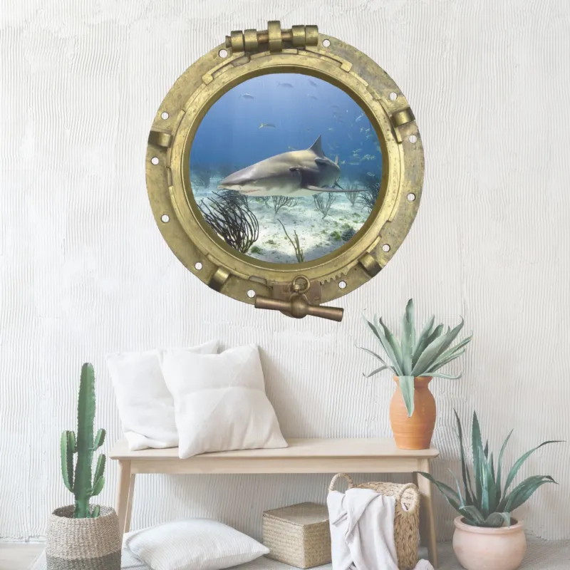 Runder Bullauge mit Haifisch und Unterwasserlandschaft.