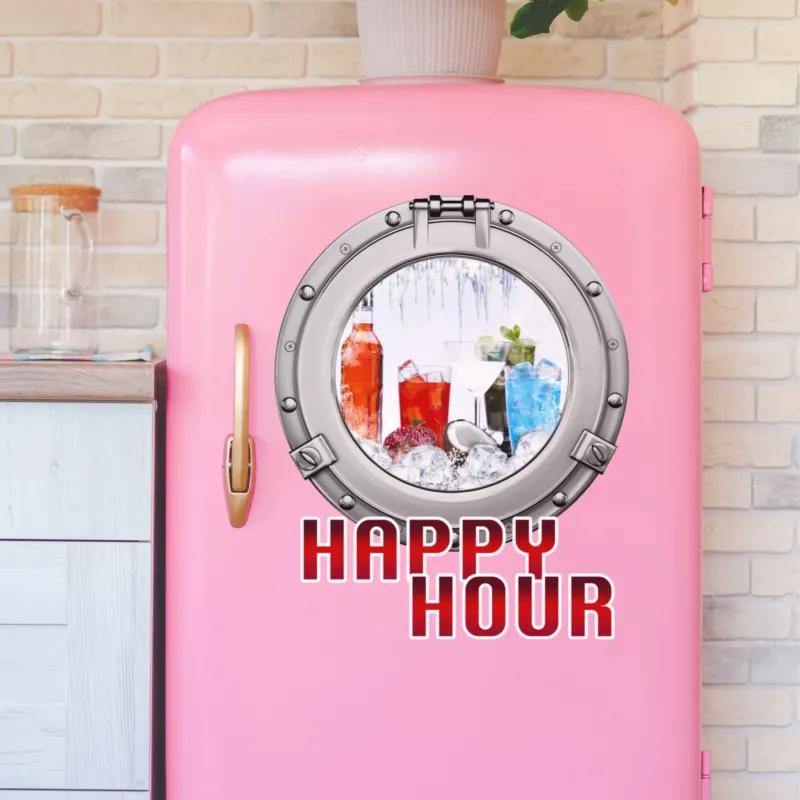 Rosa Kühlschrank mit Cocktails und "HAPPY HOUR" Schriftzug.