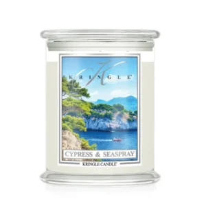 Cypress & Seaspray Duftkerze von Kringle Candle. Mediterraner Duft mit frischer Küstennote. Harmonische Verbindung aus Feige, Holz & Vanille. Jetzt kaufen.