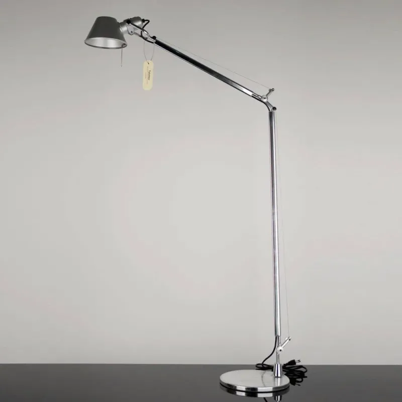 Artemide Tolomeo Lettura Stehleuchte mit verstellbaren Armen und einem flexiblen Leuchtenkopf.