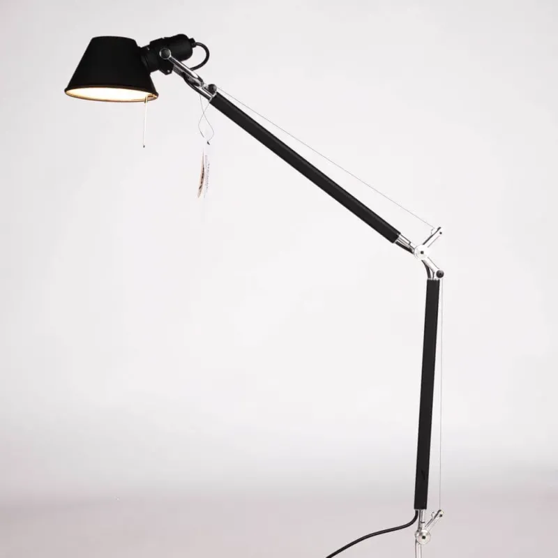 Artemide Tolomeo Tavolo Schreibtischleuchte, schwarzer Lampenschirm, verstellbare Gelenkarm-Konstruktion, Seitenansicht