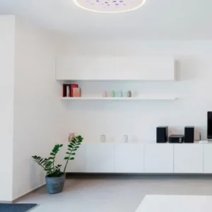 Astro LED Deckenleuchte 3000K Weiß an der Decke in modernem Wohnraum