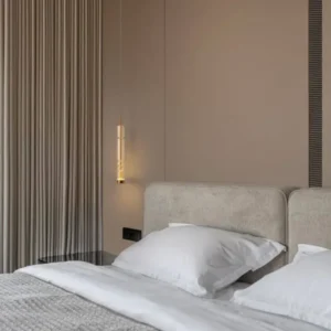 Bento LED Pendelleuchte 3000K Gold im modernen Schlafzimmer über dem Bett, goldene NOVA LUCE Hängeleuchte