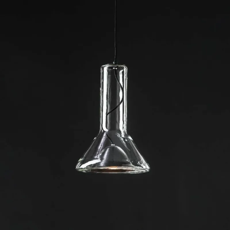 Brokis Hängeleuchte Whistle Small, zeitgenössische Glaskunst, inspiriert von Blasrohren, klare Silhouette, elegantes Design.