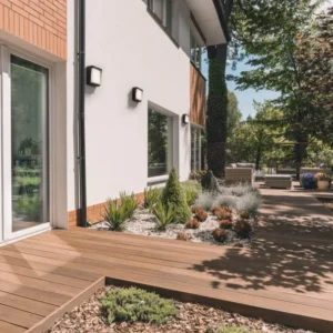 Cape LED Außenwandleuchte 3000K Anthrazit IP65 an moderner Hausfassade mit Terrasse