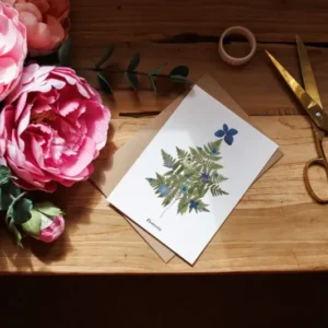 Carte postale Sapin de Noël Bleu, illustration festive aux tons bleus - Flowrette