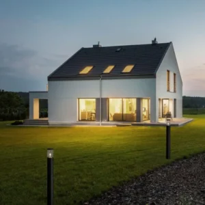 Cetera Außenwegeleuchte Schwarz IP54 als moderne Wegeleuchte vor einem Haus im Garten
