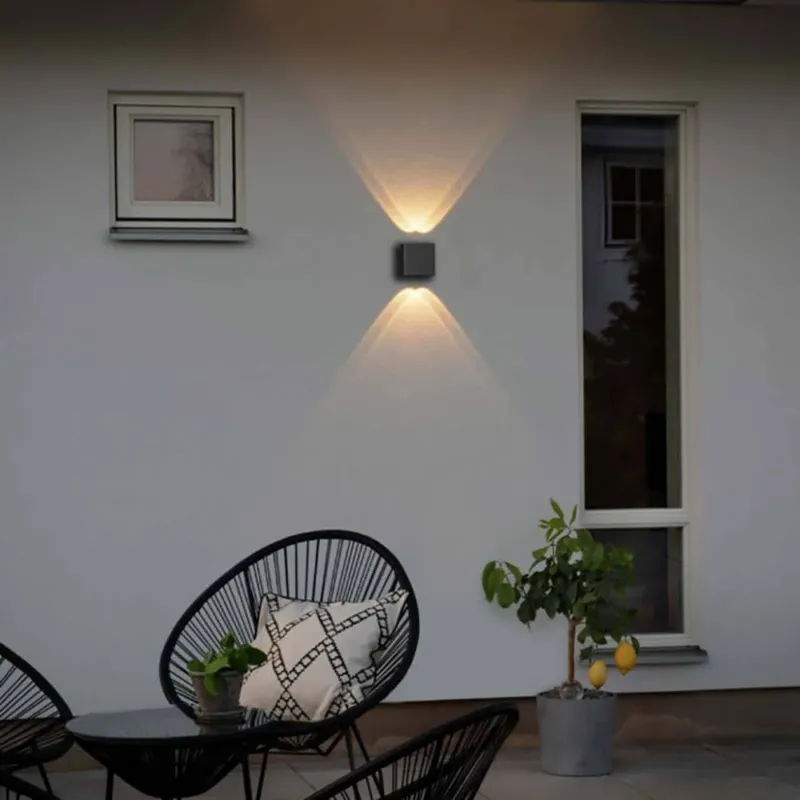 Chieri LED Wandleuchte Up & Downlights an einer Wand im Außenbereich mit warmem Licht.