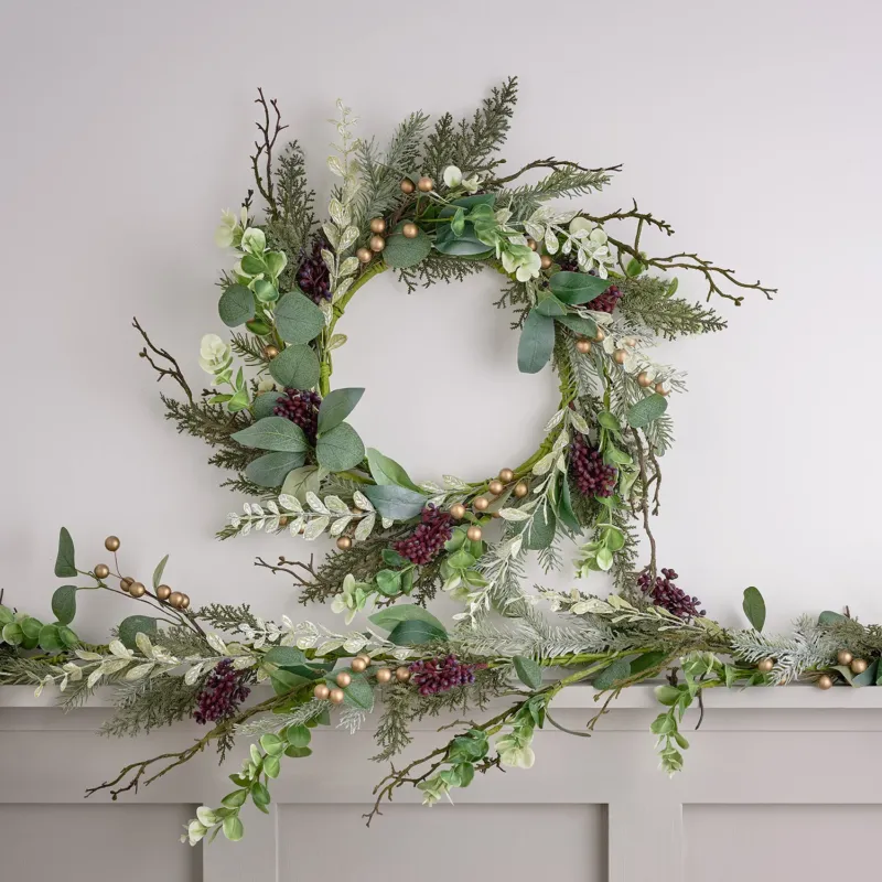 Weihnachtskranz und Weihnachtsgirlande goldene Beeren