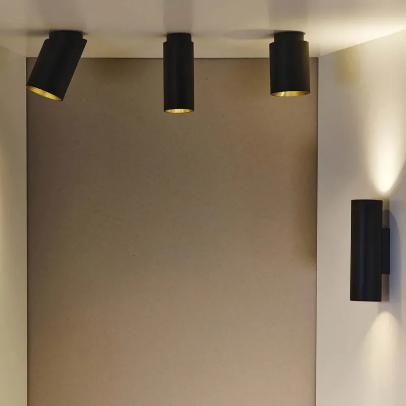 DCWéditions Tobo Decken Aufbauleuchte Messing in schwarzem Design mit goldener Innenbeleuchtung