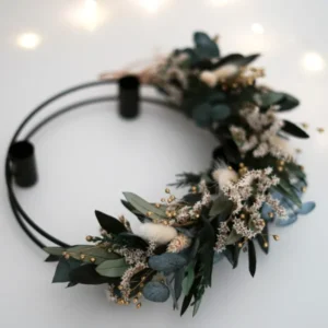 Adventskranz gebunden an einen schwarzen Metallkranz aus Trockenblumen, konserviertem Eukalyptus, Olivenzweigen und Tanne "Thuja"