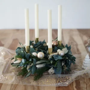 Adventskranz aus konserviertem Tannengrün, Eukalyptus und Trockenblumen – Größe ca. 35 cm, Naturfarben (Grün, Creme, Weiß) Dekoriert mit Weihnachtskugeln und Rillen Stabkerzen