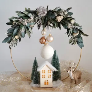 Weihnachtsdekoration Tischdekoration: Stehender Trockenblumenkranz gebunden an einen Metallring aus haltbaren Olivenzweigen, Eukalyptus und Tanne Thuja. Christbaumkugeln und Häuschen