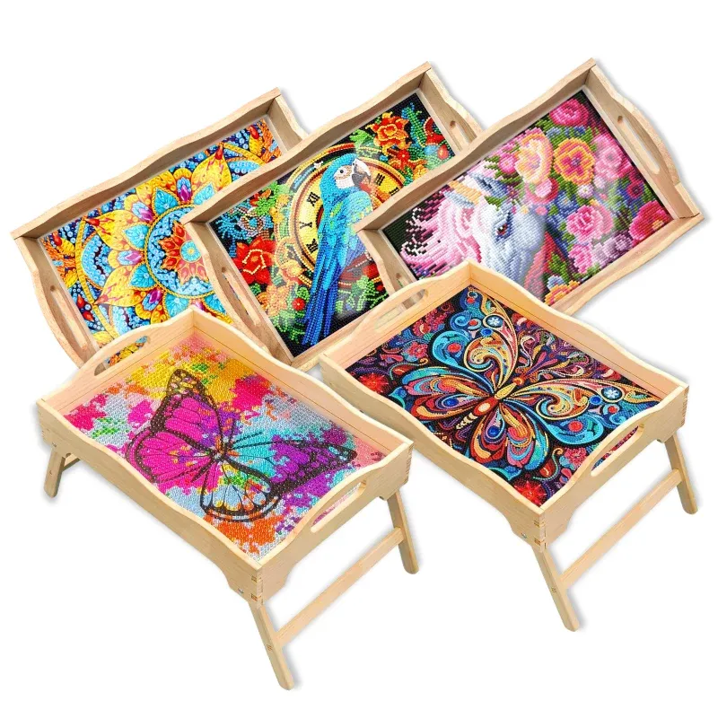 Dekorative Diamond Painting Serviertabletts mit bunten Schmetterling-, Blumen- und Tiermotiven aus glitzernden Steinen