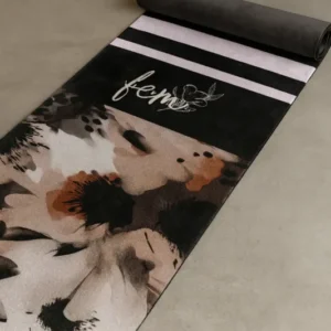 Yoga Matte schwarz mit Flowerprint motiv sehr modern in schwarz-weiß-grau und braun tönen. Sehr warm und herzlich.
