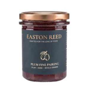 Plum Fine Pairing Pflaumen Chutney mit Anis und Orange serviert zu Käse und Brot auf einer Feinkostplatte.