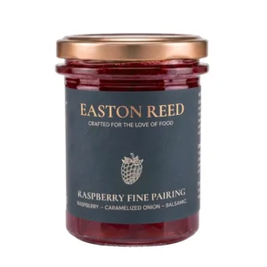 Raspberry Fine Pairing Himbeer Chutney mit karamellisierten Zwiebeln und Balsamico auf Käseplatte und Burger serviert.