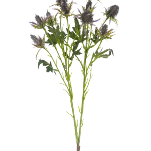 Die künstliche Astdistel 68 cm blau hat einen einzelnen Stiel mit mehreren stacheligen blauen Distelblüten und gezackten grünen Blättern, isoliert auf weißem Hintergrund.