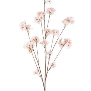 Die künstliche Blume Kirschblüte 130 cm in Rouge hat mehrere dünne Stiele mit Büscheln zarter, hellrosa Kirschblüten vor einem schlichten weißen Hintergrund.