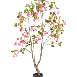 Die künstliche Bougainvillea 150 cm ist eine hohe Kunstpflanze mit mehreren Zweigen, grünen Blättern und leuchtend rosa Blüten in einem schwarzen Topf vor einem schlichten weißen Hintergrund.
