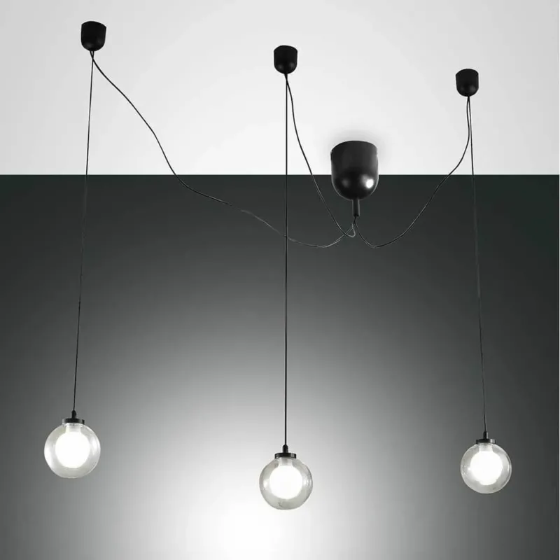 LED Pendellampe Blog aus Metall mit drei gläsernen Lampenschirmen und elegantem Design.