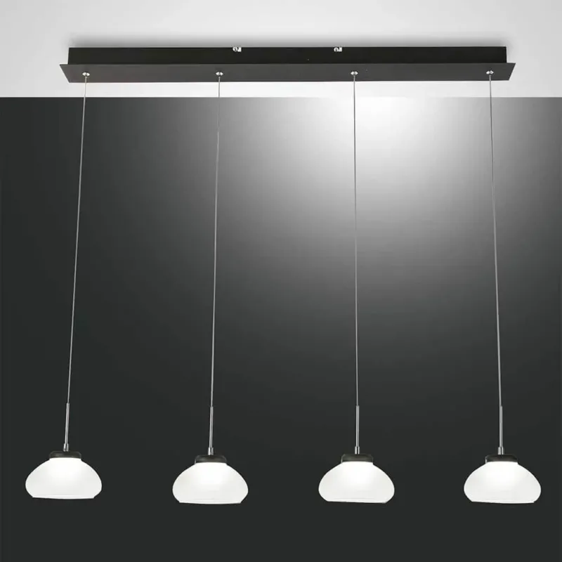 LED Pendelleuchte Arabella 4-flammig mit vier weißen Schirmen und schwarzem Metallgestell.