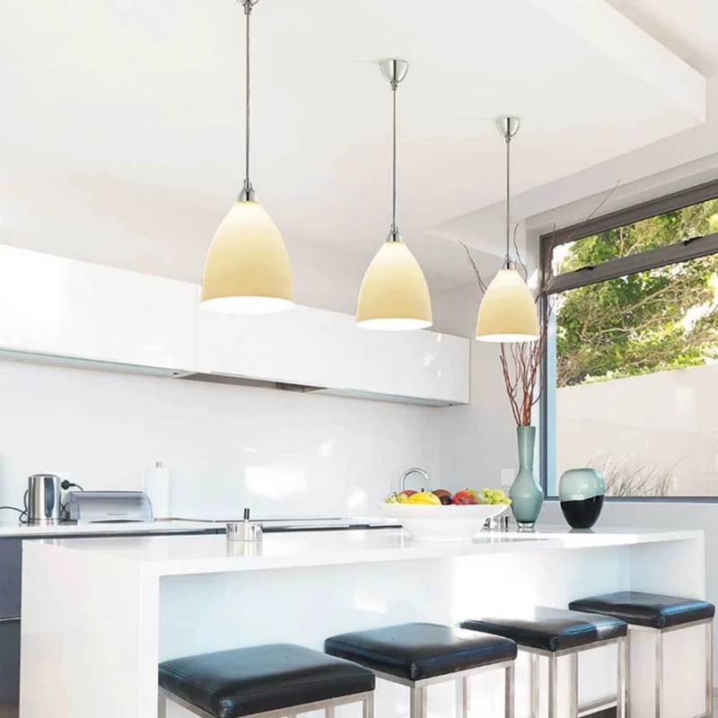 moderne Pendelleuchte Provenza Ø 20cm in heller Küche über Kücheninsel mit drei Lampen