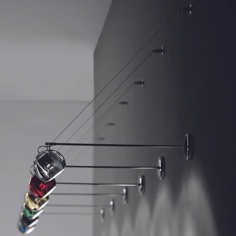 Fabbian Beluga Wandleuchte 45cm mit Kristalldiffusor in verschiedenen Farben an der Wand montiert