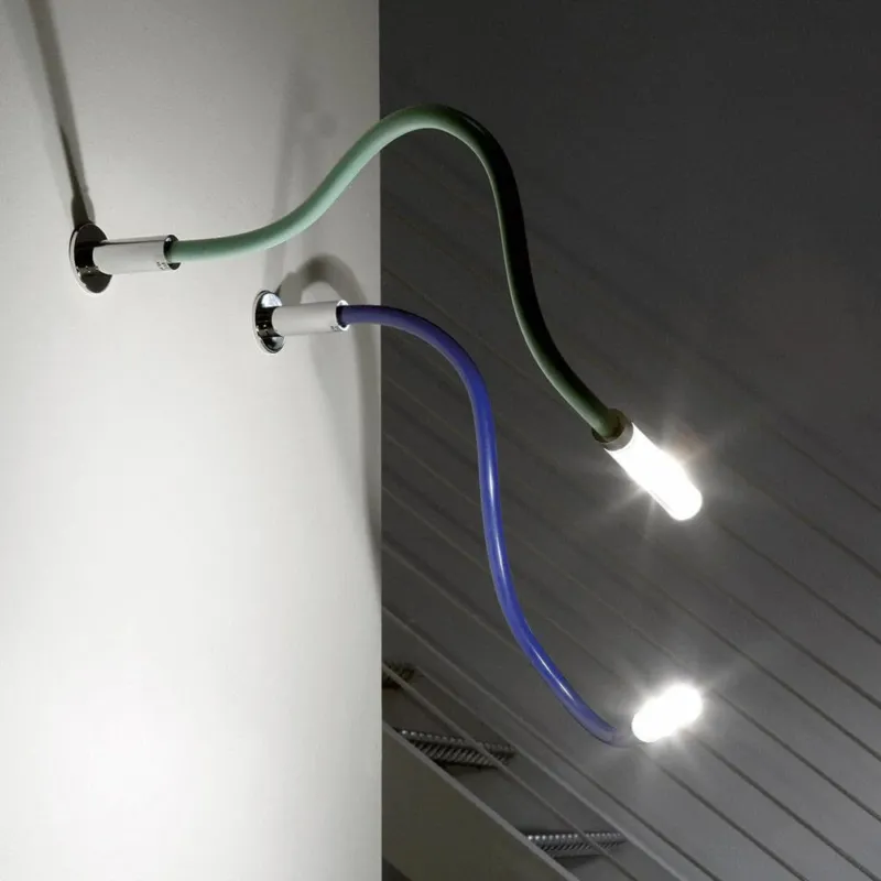 Fabbian Snake LED Wand- & Deckenleuchte in modernen Farben mit flexiblem Arm an Wand montiert.