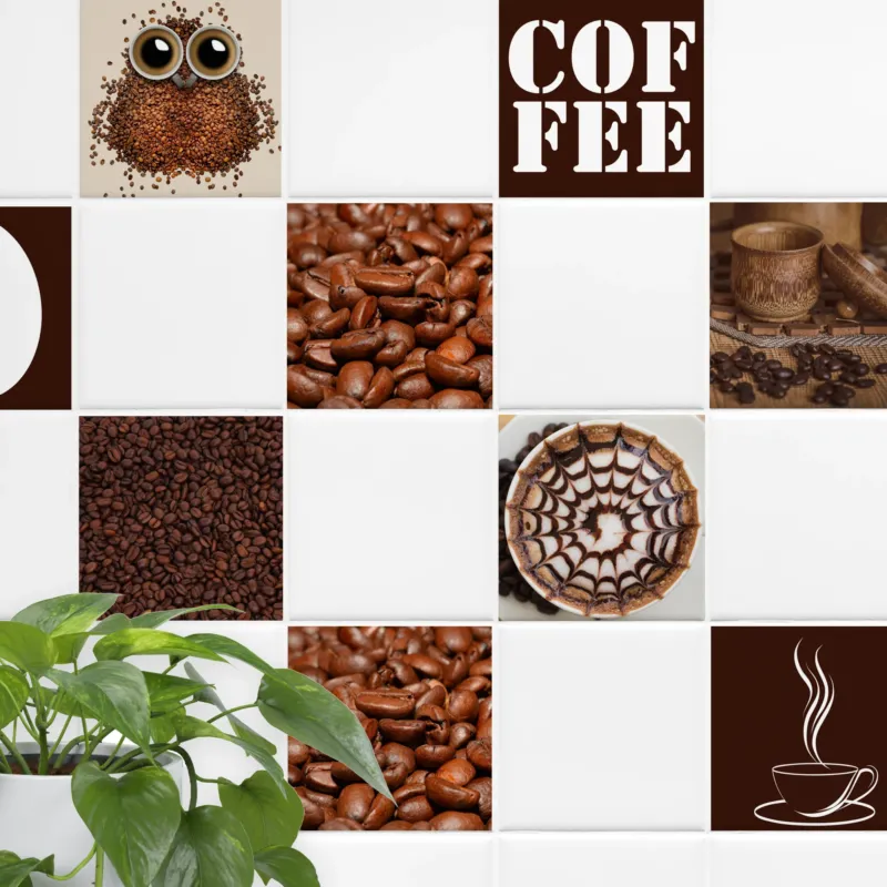 Kaffeebohnen, braune Fliesen, Pflanzen im Vordergrund.