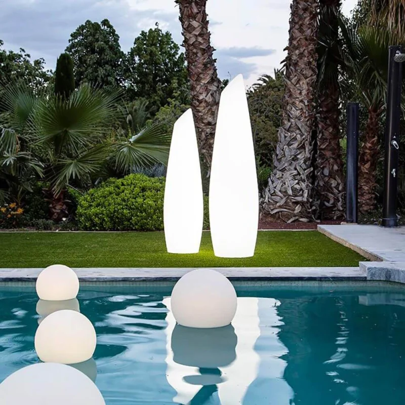 Fredo Außen-Stehleuchte Kaltweiß im Freien neben Pool und Palmen, modernes Design mit TUBE LED-Kabelbeleuchtung.