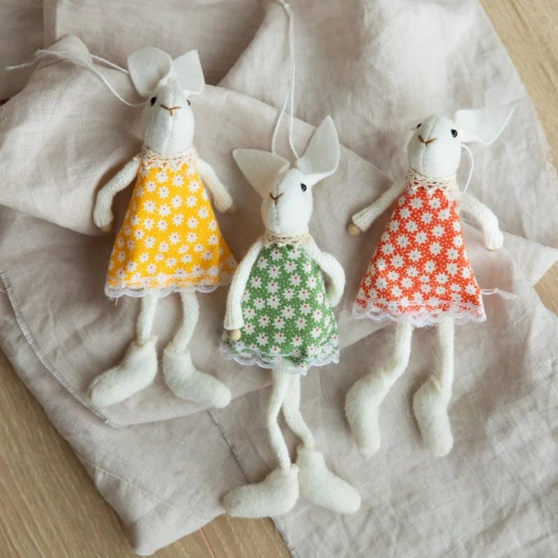 Filzanhänger Hase Siv mit Kleid