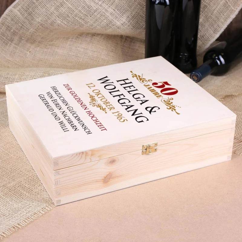 Geschenkverpackung aus Holz mit persönlichem Aufdruck zur goldenen Hochzeit