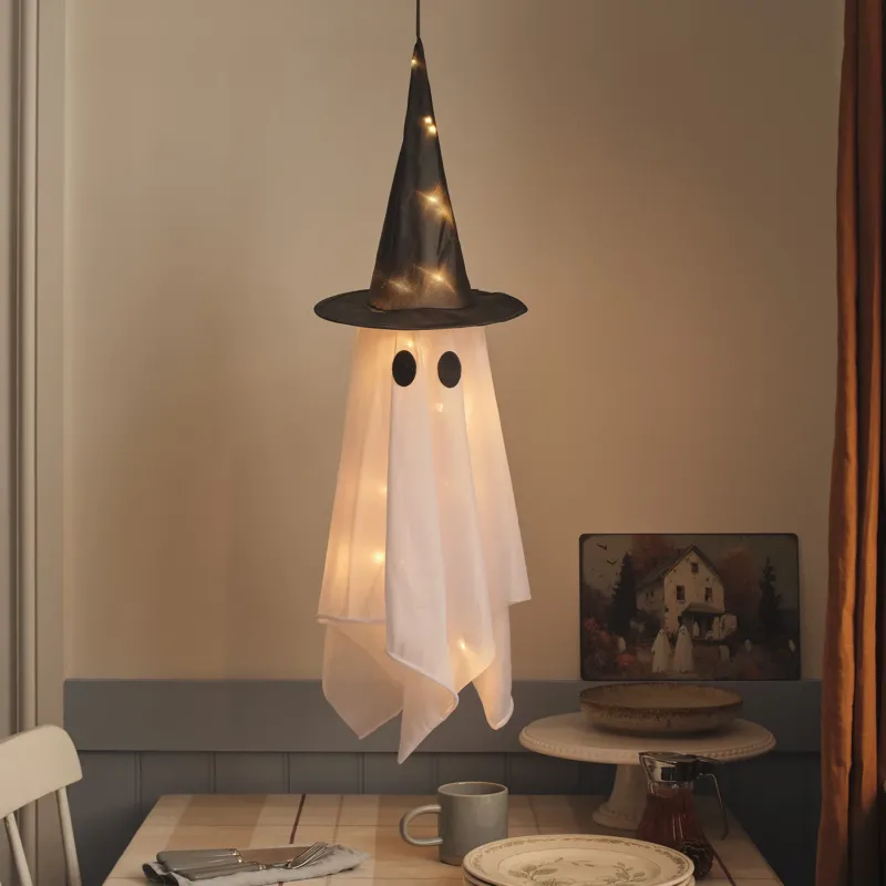 Hängender LED-Geist Winnie mit Hexenhut beleuchtet