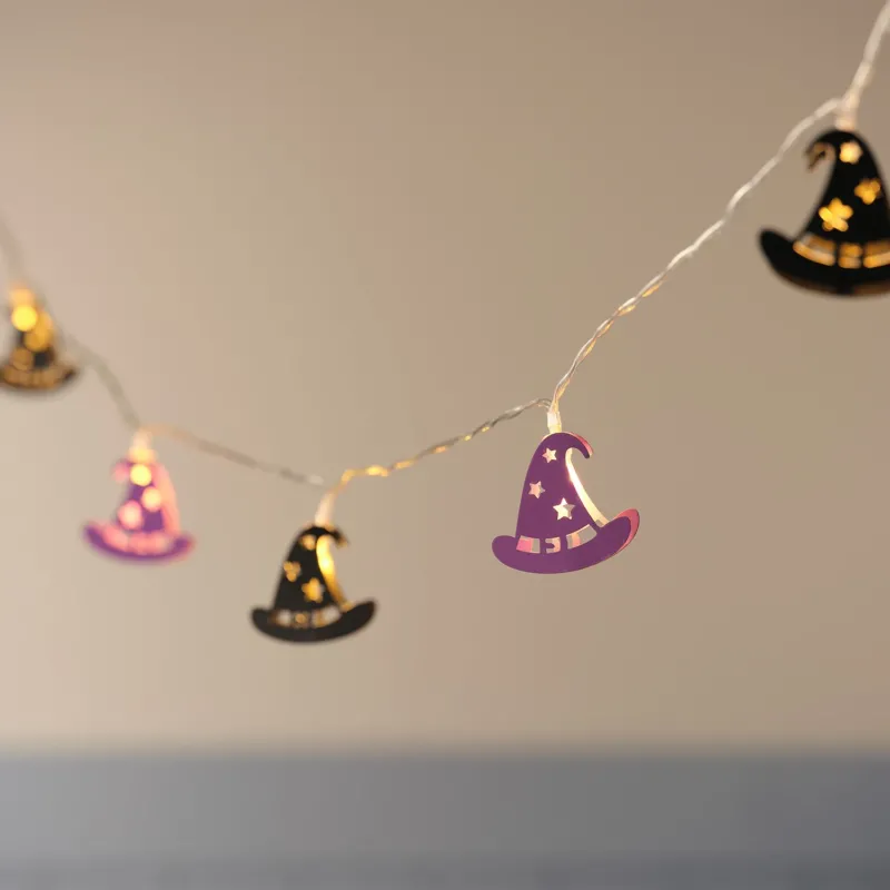 10er Halloween LED-Lichterkette mit Hexenhüten in Lila & Schwarz beleuchtet