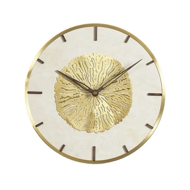 Elegante goldene Wanduhr mit abstraktem Design