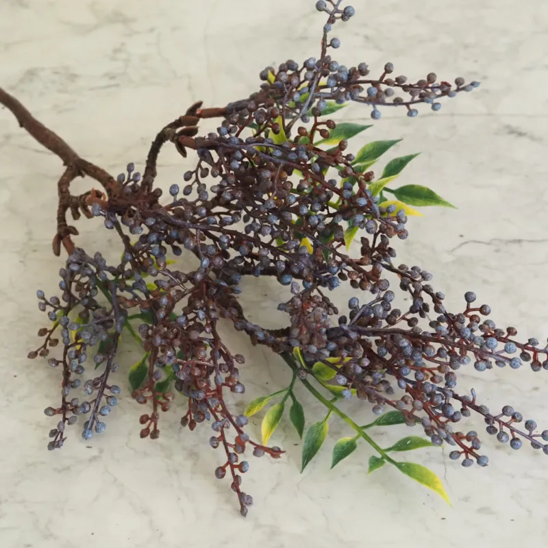 Beerenzweig Blaugrau · Dicht verzweigter Dekorationszweig mit Beeren und Blättern